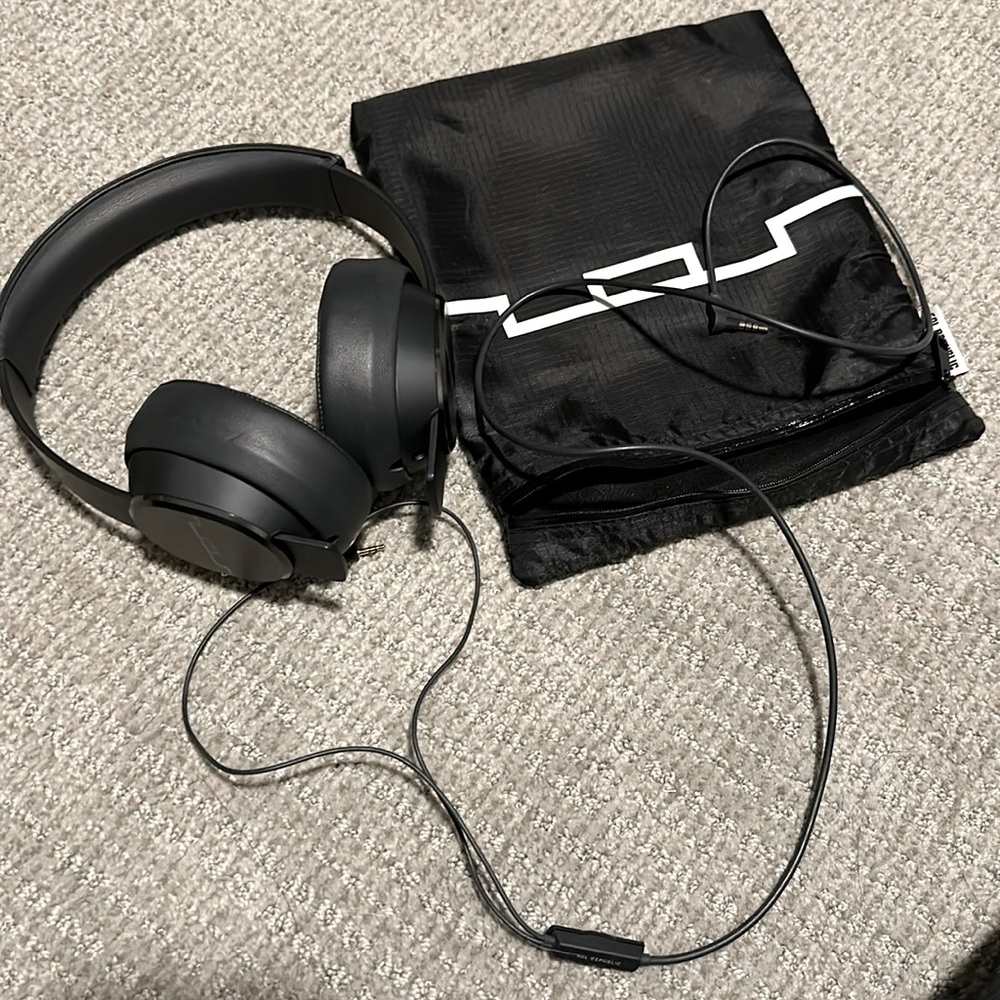 SOL REPUBLIC MASTER TRACKS Wired Headphones